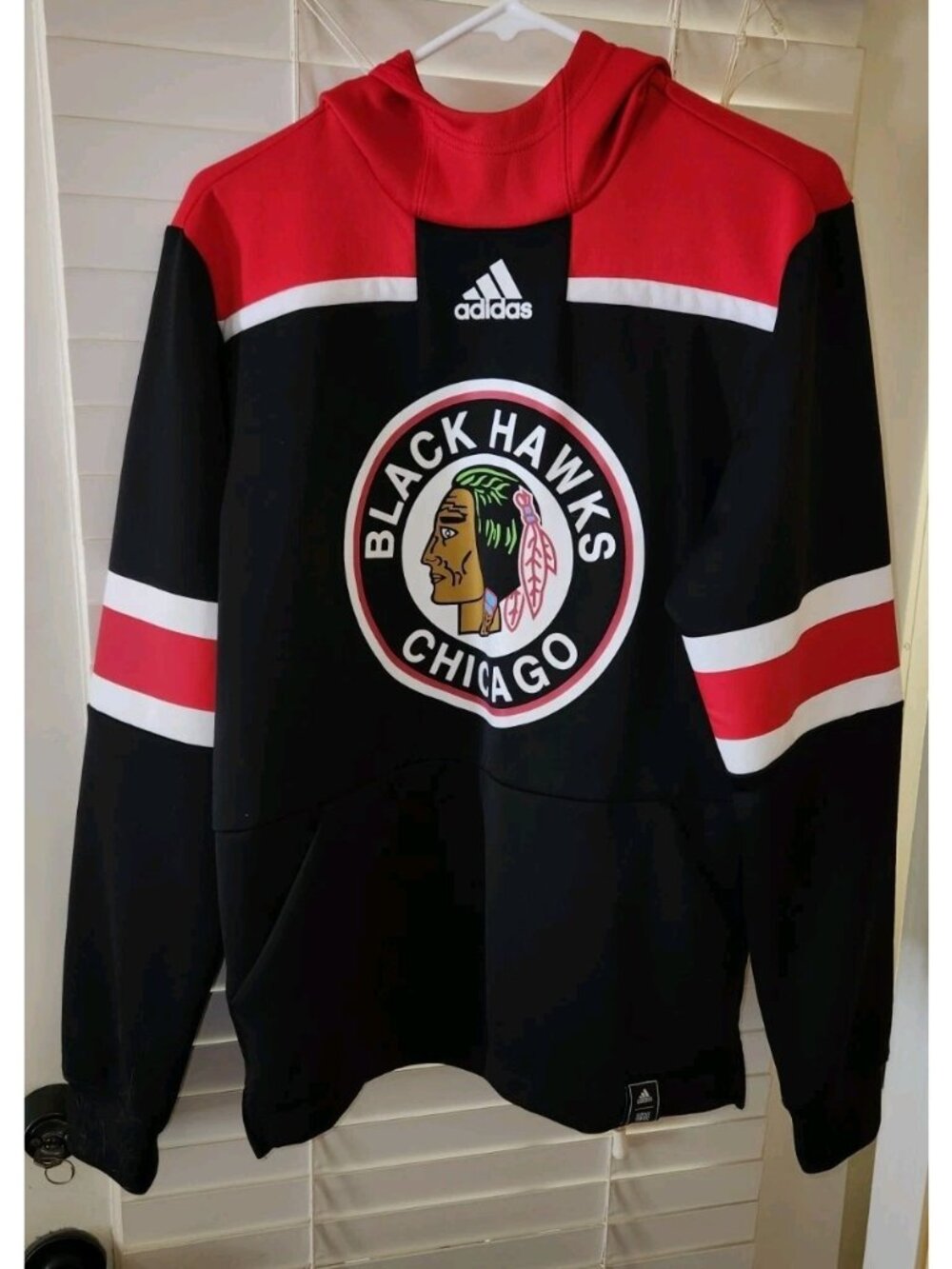 Adidas CHICAGO BLACKHAWKS Hoodie Adult SMALL  NHL Pullover Black Red w/defect